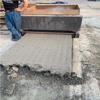 Extrudeuse de panneaux muraux préfabriqués